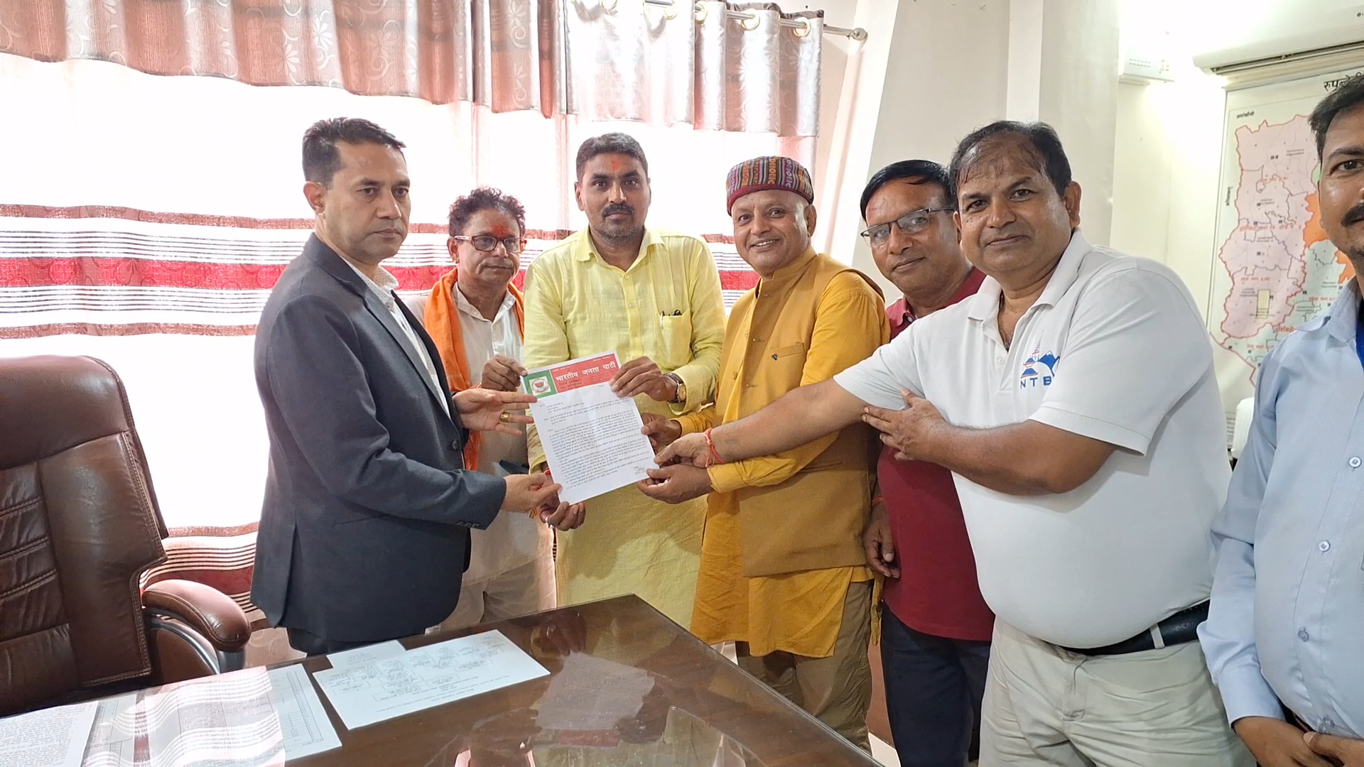 भैरहवा जिलाधिकारी से मिले भारतीय प्रतिनिधिमंडल, भारतीय पर्यटकों व वाहनों के उत्पीड़न पर जताई चिंता