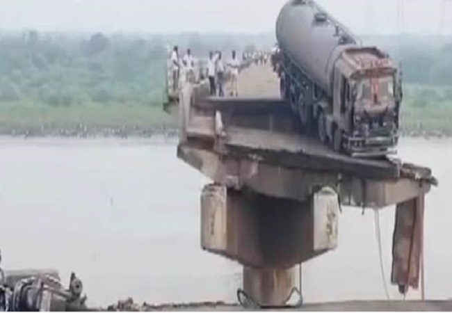 Vadodara Bridge Collapse : वडोदरा में महिसागर नदी पर बना चार दशक पुराना पुल ढहा, कई वाहन नदी में गिरे और नौ की मौत