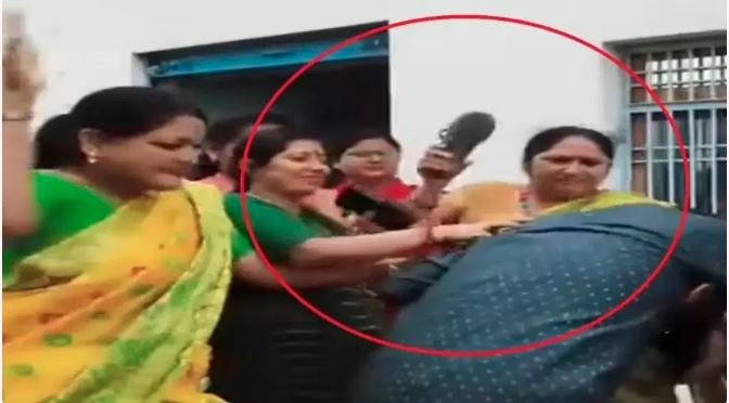 Viral Video : भाजपा बूथ अध्यक्ष आनंद शर्मा महिला कार्यकर्ता को भेजता था अश्लील वीडियो, घर पहुंचकर चप्पलों और घूसों से की जमकर पिटाई