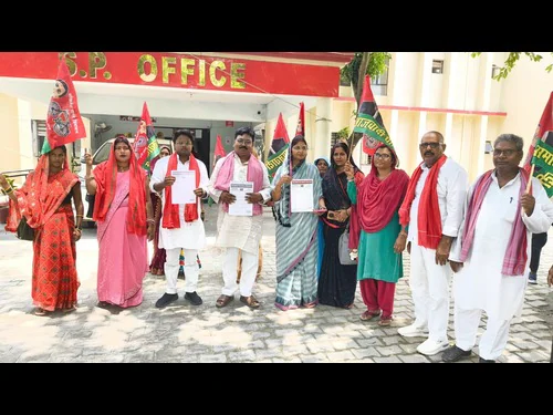 Maharajganj:डिंपल यादव पर टिप्पणी को लेकर सपाइयों ने किया प्रदर्शन