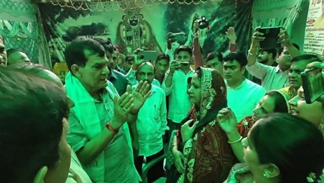 बांके बिहारी के दर्शन करने पहुंचे मंत्री एके शर्मा तो द्वार पर लगा दिया पर्दा, महिलाओं ने किया विरोध, दिखाए पोस्टर
