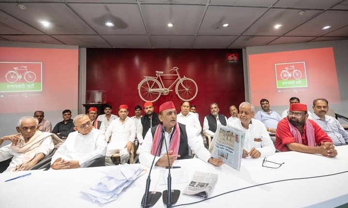 सपा नेता ऐसे गांवों में मनाएंगे स्वतंत्रता दिवस जहां स्कूलों को किया जा रहा बंद, अखिलेश बोले-भाजपा सरकार ​छीनना चाहती है शिक्षा का अधिकार