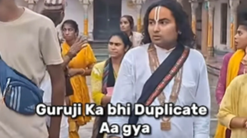 वृंदावन की गलियों में घूमते दिखा अनिरुद्धाचार्य का हमशक्ल, Video देख टिक गई लोगों की नजरें
