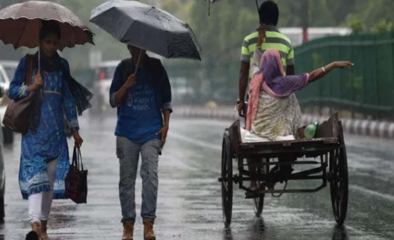 UP Weather Update: लखनऊ समेत कई जिलों में झमाझम बरसात, भारी बारिश का रेड अलर्ट जारी
