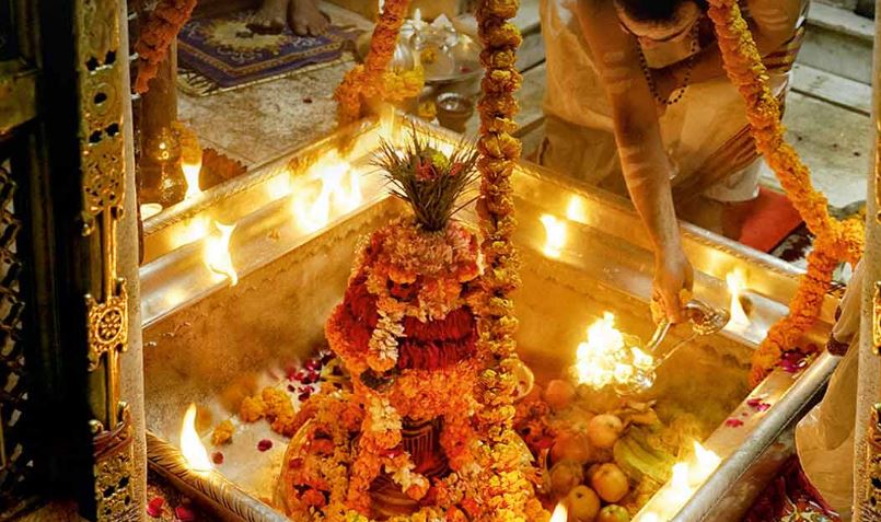 काशी विश्वनाथ मंदिर भारत के सबसे अमीर मंदिरों में शुमार साल भर रहती है यहां श्रद्धालुओं की भीड़