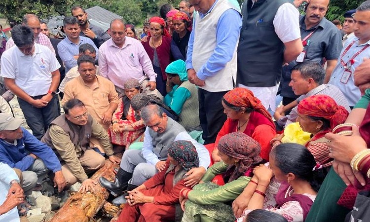 आपदा पीड़ित लोगों से CM सुखविंदर सिंह सुक्खू ने की मुलाकात, कहा-राज्य सरकार हर ज़रूरतमंद के साथ है खड़ी