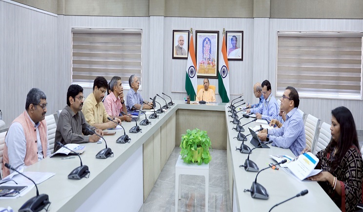 UP सरकार की संचालित योजनाएं निभा रही हैं निर्णायक भूमिका, इससे आमजन का जीवन बदला और व्यवस्था पर बढ़ा भरोसा: सीएम योगी