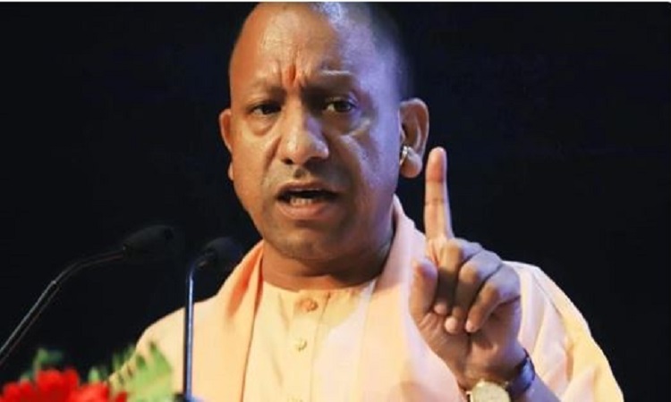 सोशल मीडिया प्लेटफॉर्म पर फेक अकाउंट बनाकर माहौल खराब करने वाले लोगों से सख्ती से निपटें: सीएम योगी