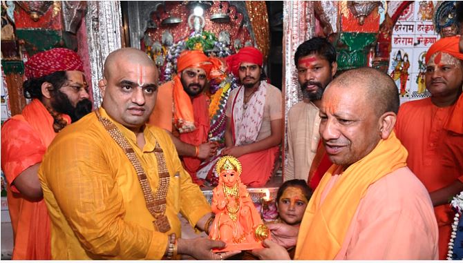 अयोध्या पहुंचने के बाद सीएम योगी ने सबसे पहले हनुमानगढ़ी में हनुमंतलला का किया दर्शन ,महंत और संतों से की मुलाकात