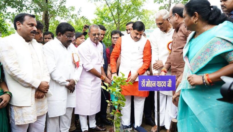 मुख्यमंत्री डॉ.मोहन यादव ने भोपाल में किया पौधारोपण,​ दिया संदेश, कहा प्रकृति को सहेजने में अपना योगदान दें