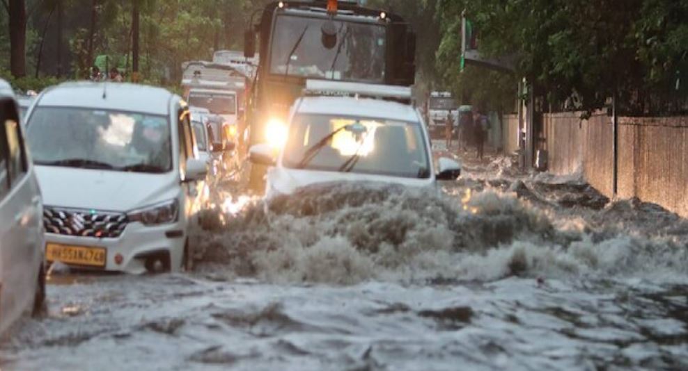 दिल्ली में झमाझम बारिश ने लगाया जाम, गाड़ियों की रफ्तार पर लगा ब्रेक, आफत बनी बरसात