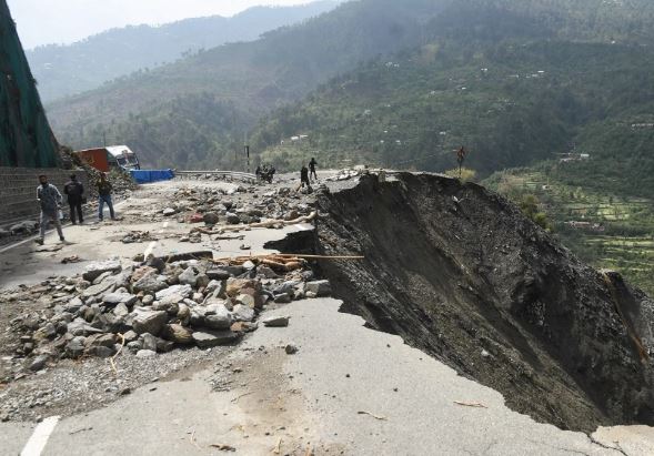 वैष्णो देवी मंदिर जाने वाले पुराने मार्ग पर भूस्खलन से 4 तीर्थयात्री हुए घायल