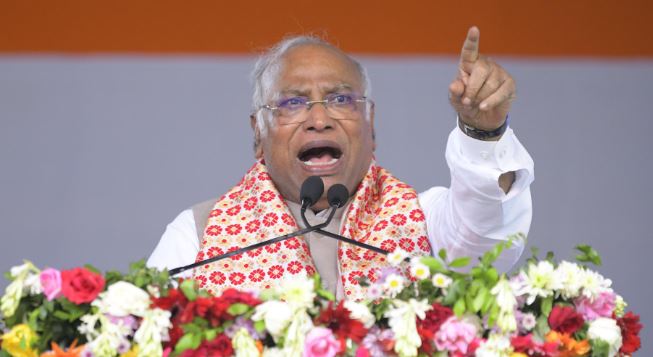 असम के मुख्यमंत्री सबसे विश्वासघात कर रहे हैं, कांग्रेस की सरकार आएगी तो युवाओं को नौकरी देंगे: खरगे