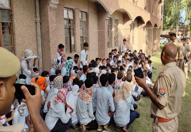 Video – लखीमपुर खीरी में नवोदय विद्यालय में 9 घण्टे बन्द रहे 160 छात्र, फांसी लगाने की दी धमकी