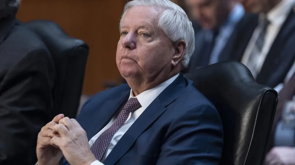 अमेरिकी सीनेटर की भारत को धमकी, रूस से खरीदा तेल तो लगाएंगे 100 प्रतिशत टैरिफ