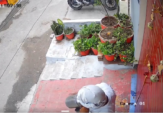 Lucknow Video: हिन्दू समझकर पप्पू से लोग खरीद रहे थे दूध! जब CCTV में दूधवाले की गंदी हरकत कैद हुई तो मचा बवाल