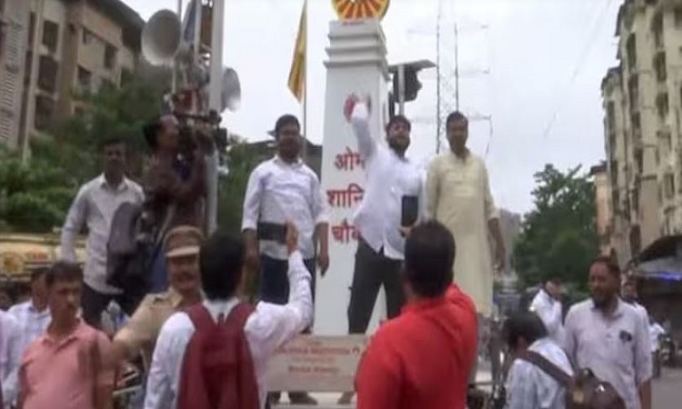 कारोबारियों की रैली के खिलाफ सड़क पर उतरे मनसे कार्यकर्ता, पुलिस ने कई को हिरासत में लिया