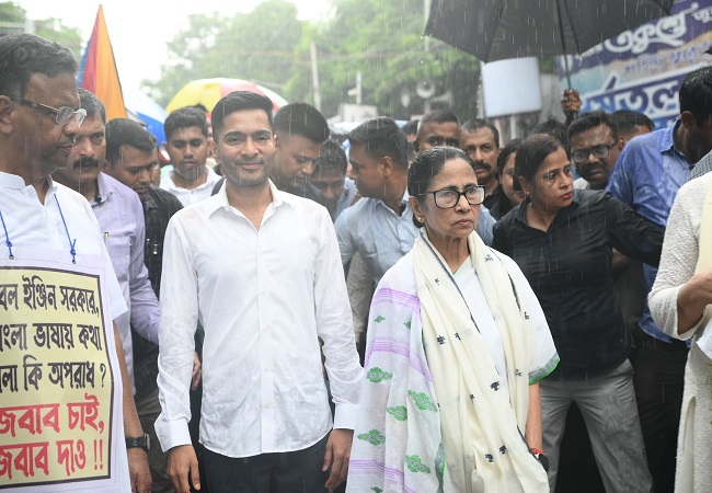 बंगालियों से हो रहे भेदभाव के खिलाफ सड़कों पर उतरीं ममता, बंग्लाभाषियों के उत्पीड़न को लेकर बीजेपी को घेरा