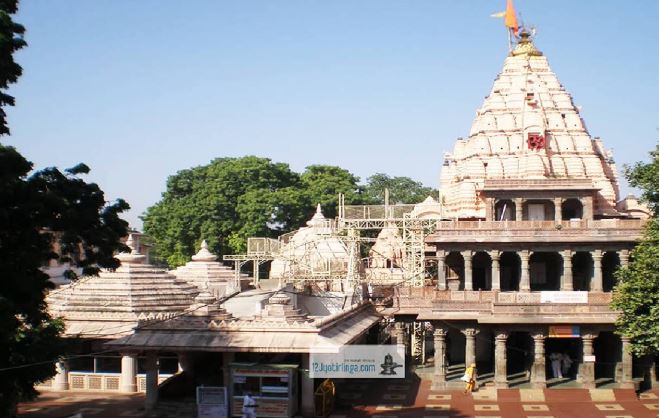 Ujjain Temple : साल में एक बार नाग पंचमी के दिन खुलता नागचंद्रेश्वर मंदिर के कपाट, भक्तों की लगती है भारी भीड़