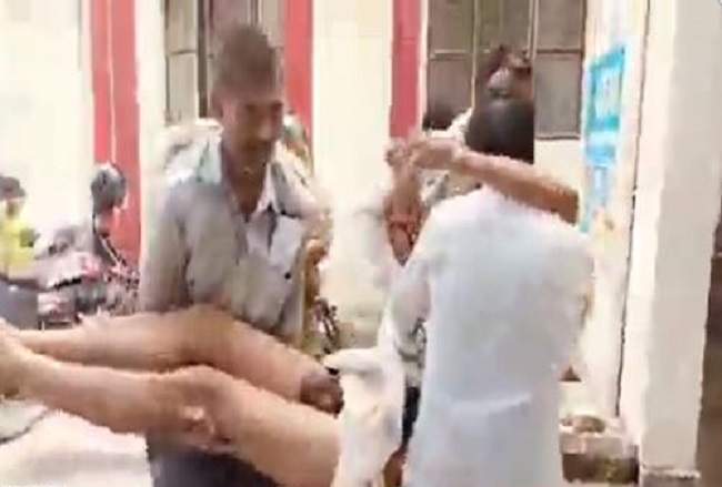 CM पोर्टल पर की शिकायत तो चौकी इंचार्ज ने किसान को बुलाकर प्राइवेट पार्ट पर मारी लात…वीडियो शेयर कर सपा सांसद ने सरकार को घेरा