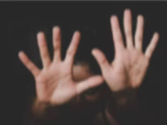 पिता ने नाबालिग बेटी से कहा मेरे सामने कपड़े बदलो, बात न मामने पर करता था मारपीट