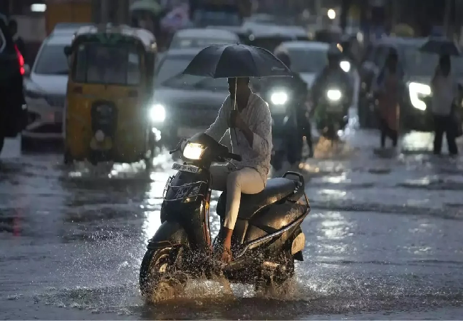 Wheather Update : प्रदेश के 14 जिलों में आज भारी बारिश का अलर्ट, राजधानी में एक घंटे की बारिश से सड़कें जलमग्न, IMD ने जारी की चेतावनी