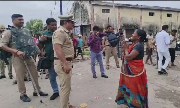 मंडी सचिव के साथ हुई मारपीट के बाद आज मंडी समिति में अतिक्रमण पर चला बुलडोजर, कोई नेता नहीं आया मद्द्त को आगे 