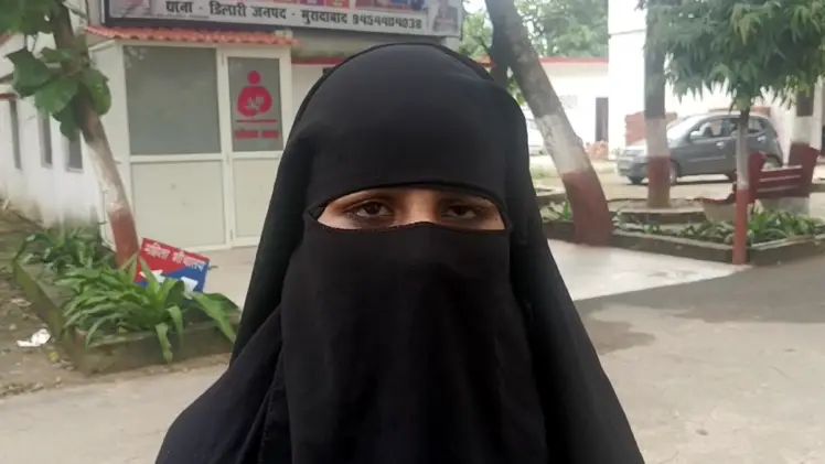 नमाज़ पढ़कर सोने जा रही किशोरी को मौलाना ने गंदी वीडियो दिखाकर उतार दिए कपड़े और फिर…,FIR दर्ज