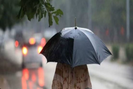 UP Heavy rain alert:  लखनऊ में रुक—रुक कर हो रही बारिश, प्रदेश के कई जिलों बिजली गिरने की चेतावनी