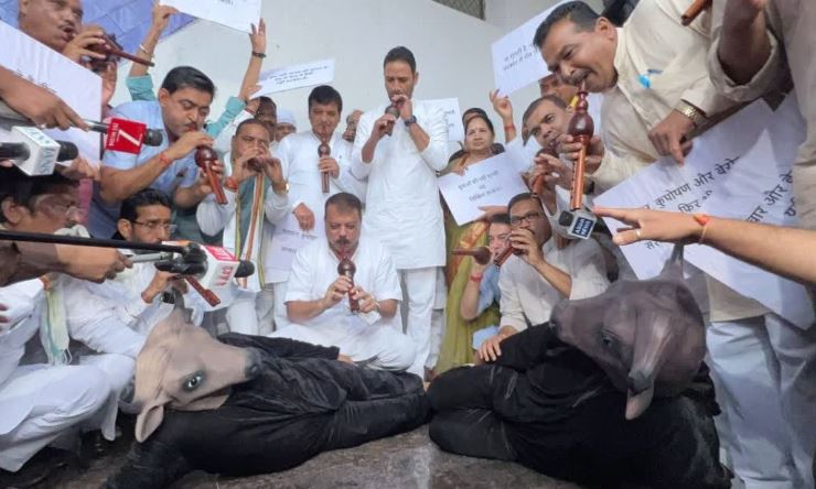 मध्य प्रदेश मानसून सत्र पर भैंस का मुखौटा पहन बीन बजाते हुए कांग्रेस विधायकों ने किया सरकार का विरोध प्रदर्शन