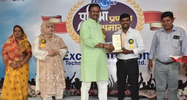 प्रयागराज में महापौर ने मिलिट्री इंजीनियरिंग सर्विसेज में चयनित आकाश वर्मा एवं उनके माता-पिता को किया सम्मानित