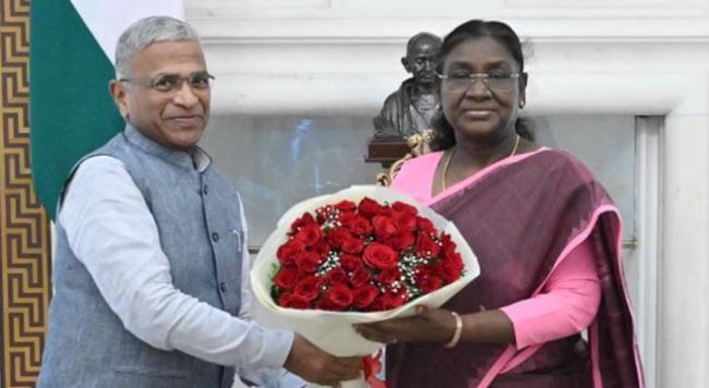जगदीप धनखड़ के इस्तीफे के बाद राष्ट्रपति से मिले उपसभापति हरिवंश, सियासी गलियारों में लगने लगे ये कयास