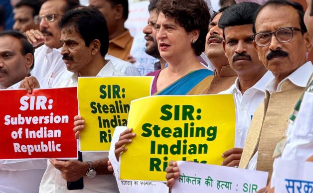 हम संविधान को कुचलने की हर कोशिश के खिलाफ डटकर हैं खड़े…प्रियंका गांधी ने मतदाता सूची पुनरीक्षण पर सरकार को घेरा