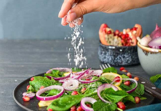 Health Care: क्या आप भी ज्यादा नमक का सेवन करते हैं ? हो जाइए सावधान ! , हार्ट अटैक और पैरालिसिस का खतरा बढ़ा रही है नमकीन डाइट