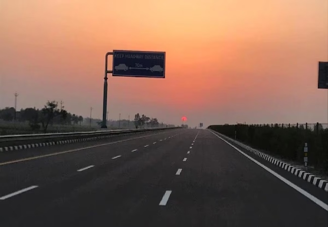Lucknow Kanpur Expressway: यूपी की जनता के लिये बड़ी खुशखबरी! इस दिवाली पर मिलेगा 62.7 किमी लंबा एक्सप्रेसवे का बड़ा तोहफा