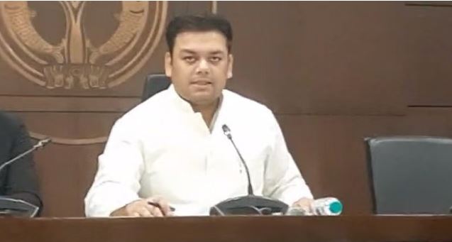 स्कूलों के विलय पर UP सरकार का बड़ा फैसला, एक किमी से ज्यादा दूरी वाले और 50 से अधिक छात्रों वाले स्कूलों को नहीं किया जाएगा मर्ज