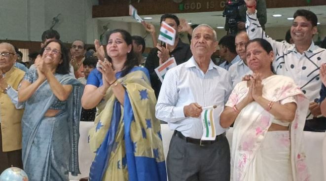 ये हमारे जीवन का सबसे गौरवपूर्ण क्षण, मैं इसको शब्दों में बयान नहीं कर सकती…कैप्टन शुभांशु शुक्ला के लौटने पर बोलीं मां