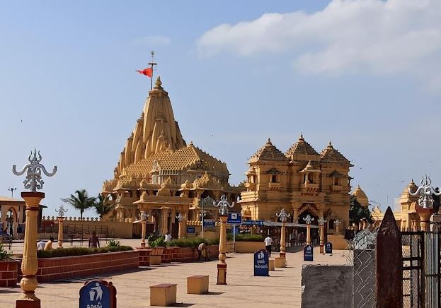 गुजरात का सोमनाथ मंदिर शिव के 12 ज्योतिर्लिंगों में से पहला ज्योतिर्लिंग, यहां सावन में लगता है भक्तों का रेला