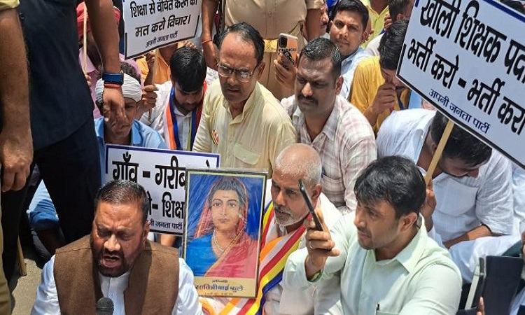 यूपी में स्कूलों को बंद करने के फैसले के विरोध में सड़क पर उतरे स्वामी प्रसाद मौर्य, बोले-ये बच्चों की शिक्षा के साथ गंभीर खिलवाड़