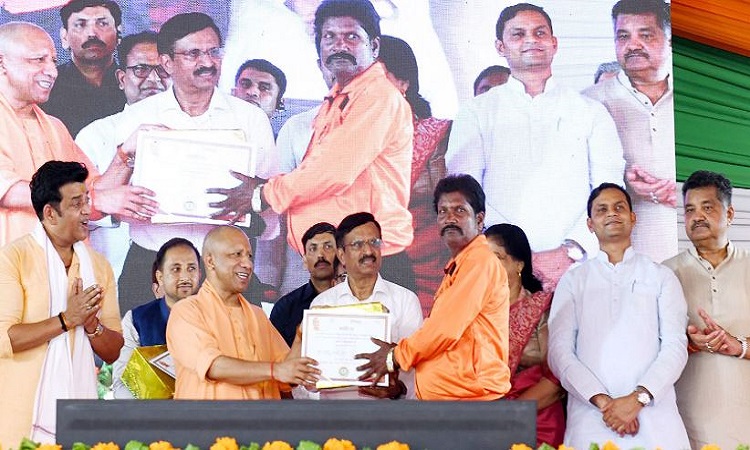 सीएम योगी ने गोरखपुर में 253 करोड़ रुपये की कई विकास परियोजनाओं का किया लोकार्पण व शिलान्यास