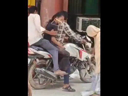 जिला अस्पताल से महिला मरीज को बाइक पर निजी अस्पताल ले जाने का वीडियो वायरल,जांच शुरू