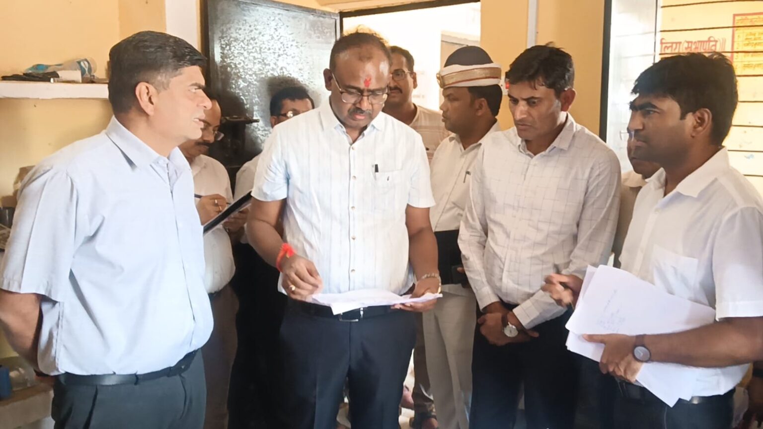 मंडलायुक्त ने किया सहकारी समितियों का औचक निरीक्षण,खाद की उपलब्धता सुनिश्चित करने के दिए निर्देश