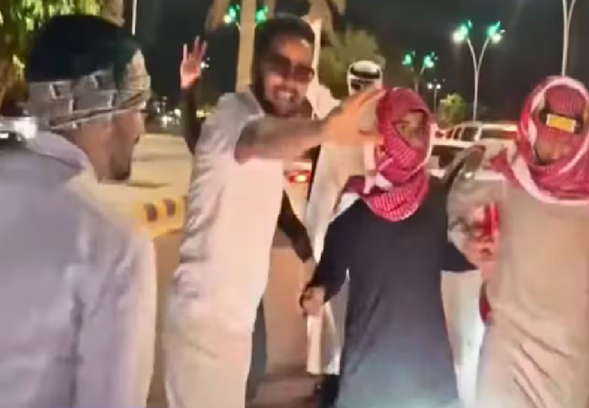 Video Viral : सऊदी अरब में भी भोजपुरी गाने की दीवानगी, लड़कों ने रोड पर जमकर किया डांस, VIDEO वायरल