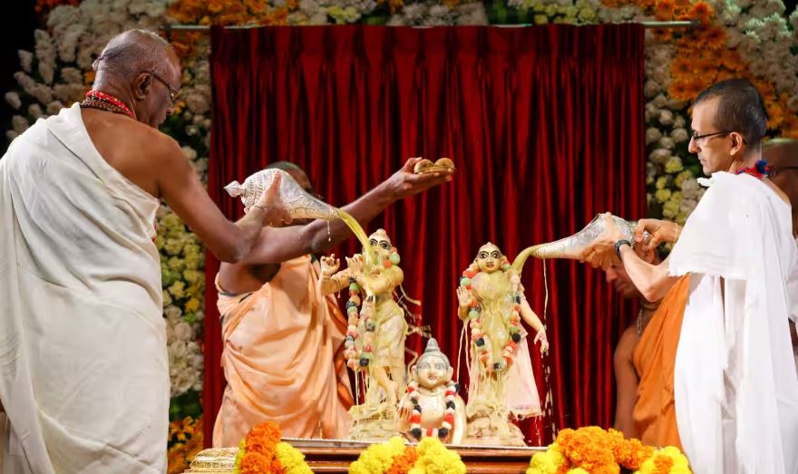 Janmashtami Puja Shankh : जन्माष्टमी पूजा में शंख के अचूक उपाय से संवरेगी किस्मत ,  इस चंदन से होगा चमत्कार