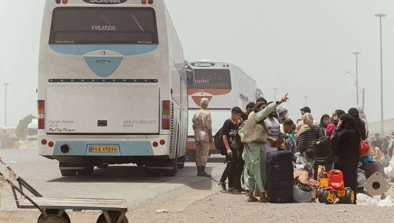 Afghanistan bus accident : अफगानिस्तान में बस दुर्घटना में 73 लोगों की मौत , ज्यादातर ईरान से निर्वासित लोग