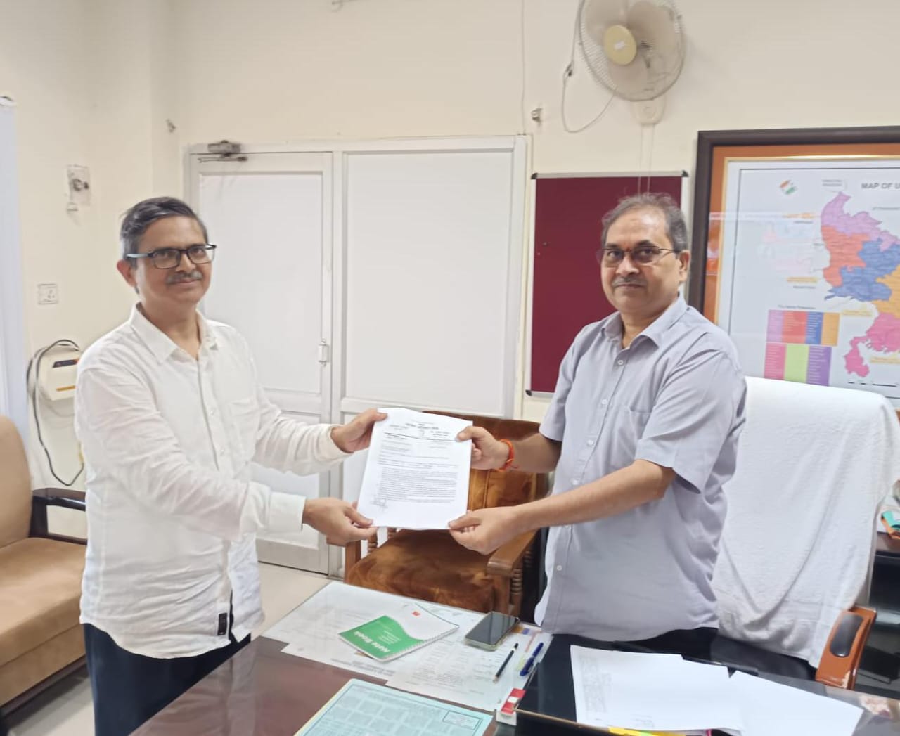 अमिताभ ठाकुर ने चुनाव आयोग को शपथपत्र पर शिकायत सौंपा, बोले-एक माह में नहीं मिला उत्तर तो वे करेंगे विधिक कार्रवाई