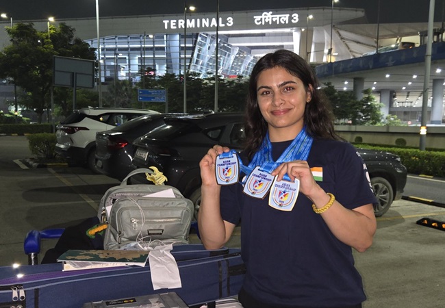 मनु भाकर ने एशियाई चैम्पियनशिप में तीन मेडल किए अपने नाम, बोलीं- मैंने अपना सर्वश्रेष्ठ दिया