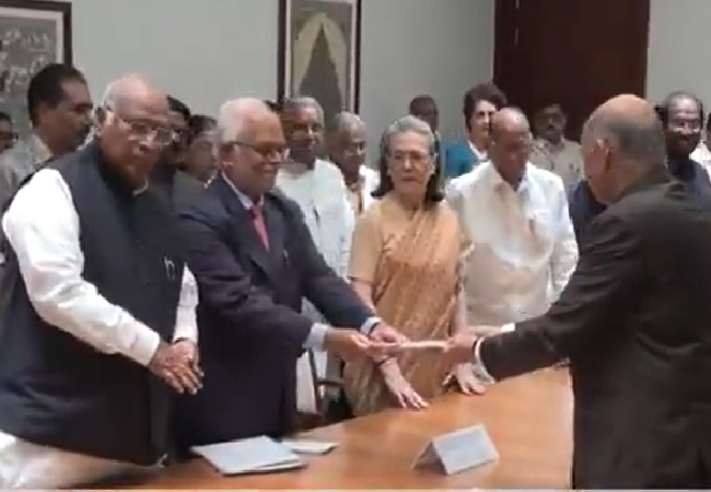 बी सुरदर्शन रेड्डी ने दाखिल किया नामांकन; खरगे, सोनिया और राहुल समेत इंडिया गठबंधन के बड़े नेता रहे मौजूद