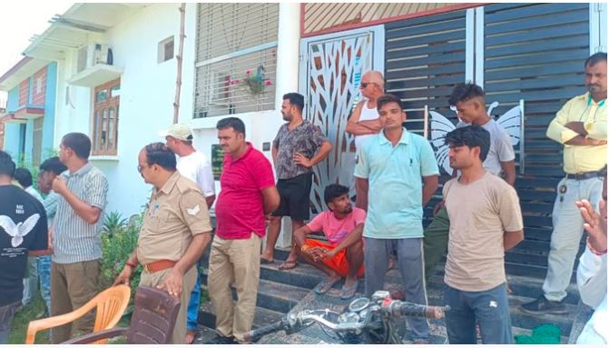 Balrampur News : पूर्व प्रधान के भाई को चोर बताकर शिक्षक ने गमछे से कसा गला जमकर पीटा, कुछ ही देर में तोड़ा दम