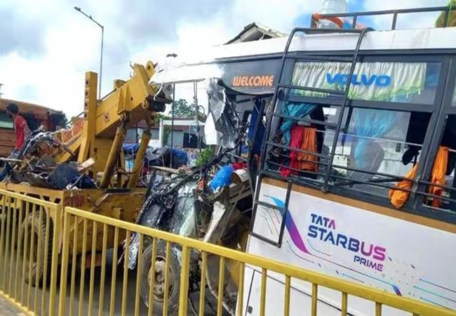 स्वतंत्रता दिवस की सुबह पश्चिम बंगाल में बड़ा हादसा, बस-ट्रक की टक्कर में 10 तीर्थयात्रियों की मौत